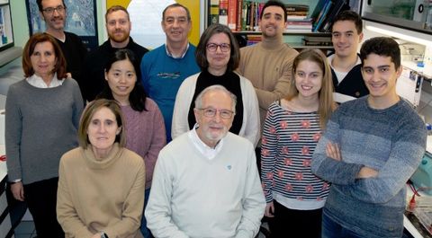 El virlogo Luis Enjuanes con el equipo que trabaja en la vacuna contra el coronavirus