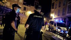 Imagen de archivo de un control policial nocturno durante la pandemia