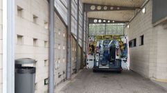 La pol�mica rodea desde hace a�os la distribuci�n de las ambulancias en O Saln�s en verano. En la foto, una ambulancia del 061 en Baltar, en Portonovo
