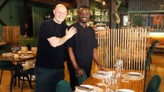 Isaac M�guez, el due�o del restaurante Cuatro Elementos de Tui, y Doudou Diop, que trabaja all� y que solicitar� la regularizaci�n extraordinaria del Gobierno