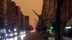 La nube de humo retrasa el amanecer sobre la Avenida Constituci�n, en Gij�n.La nube de humo retrasa el amanecer sobre la Avenida Constituci�n, en Gij�n