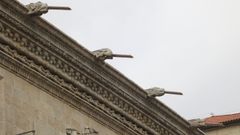 G�rgolas con tubos met�licos en el Hostal de los Reyes Cat�licos, en Santiago.