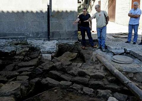 Bar�, con los arque�logos Javier Chao y Xo�n Carlos Castro, en la zona de la excavaci�n.