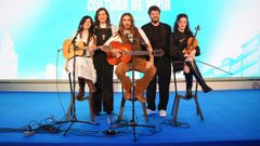 El concierto de Carlos Ares ?en la foto con Luc�a Veiga, Touri��n, Begut y Micaela?, cerr� el primer acto de A Coru�a en Fitur.