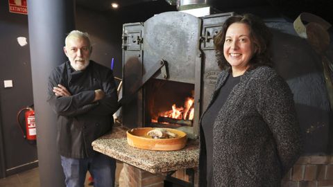 El jefe de cocina, José Manuel Orjales, con la directora del Almirante, Mercedes Porto, junto al horno de leña del Gavia