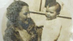 Amada, de nia con su madre