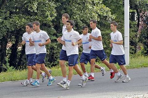 Jugadores del Santiago en una sesión física en Sar.