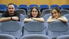 De izquierda a derecha: Erik Pereira, Rebeca Bali�a y Mar�a Rodr�guez posan en un aula del campus de Ourense.