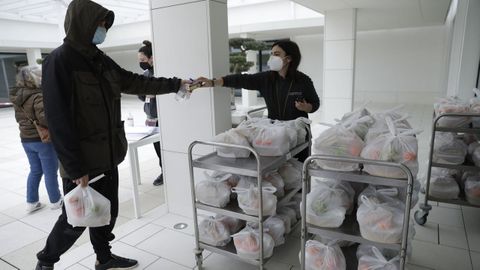 Doble.Comedor de Padre Rubinos, donde se reparten unas 550 raciones de comida diarias