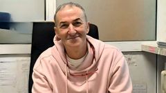 Manolo, en una fotohecha por sus compaeras para montar el cartel de despedida