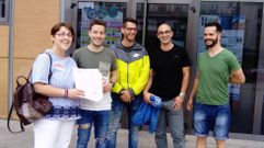 Varios extrabajadores de la piscina y una representante de CC.OO. entregaron las firmas en el Concello de O Barco