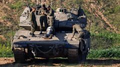 Soldados del Ejrcito de Israel conversan a bordo de un tanque, cerca de la frontera del pas con la Franja de Gaza.