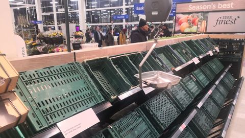 Estanter�as de hortalizas y verduras completamente vac�as en un supermercado de la cadena Tesco. 