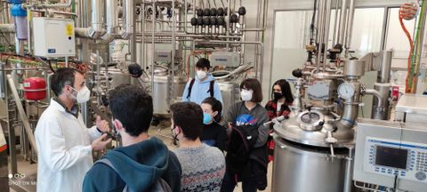 Alumnos de Rob�tica, durante su visita al Aula de Produtos L�cteos