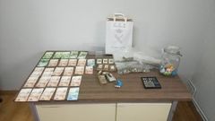 El dinero, la droga y los instrumentos para pesarla incautados a un vecino de Vilalba.