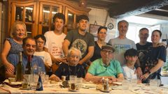 Nieves Agilda, de 97 a�os, y Daniel Vales, de 99 (sentados, en el centro de la imagen), celebraron sus cumplea�os y sus 77 a�os de matrimonio rodeados de hijos, nietos y bisnietos