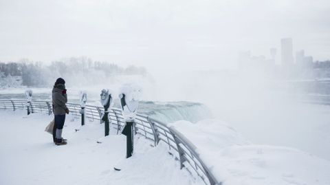 Las famosas cataratas del r�o Ni�gara, entre Estados Unidos y Canad�, est�n parcialmente heladas. 
