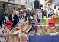 P�blico variado en un mercadillo donde no faltaron art�culos que recuerdan al pasado reciente. 