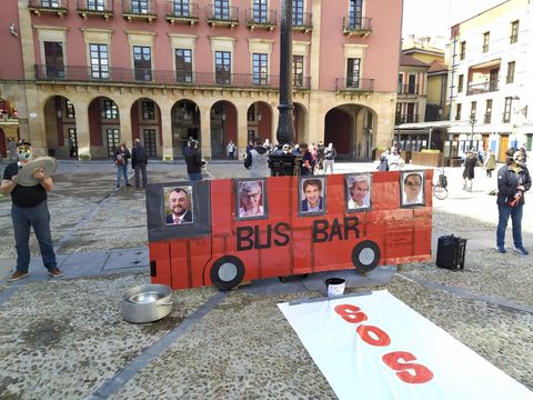 BusBar de Hostelera Con Conciencia frente al Ayuntamiento de Gijn