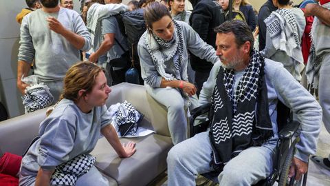 Miembros de la Flotilla, a su llegada a Estambul tras ser deportados.