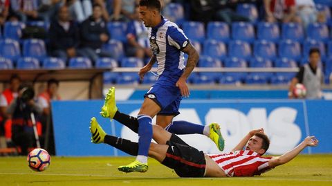 JOSELU 7. Estaba siendo el gran referente en ataque del Deportivo hasta que Ral Garca lo dej fuera del partido. Mucha movilidad y muy peligroso por alto.