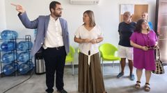 La vicepresidenta del Principado, Gimena Llamedo, visita el albergue con el alcalde de Tapia, Pedro Fern�ndez.
