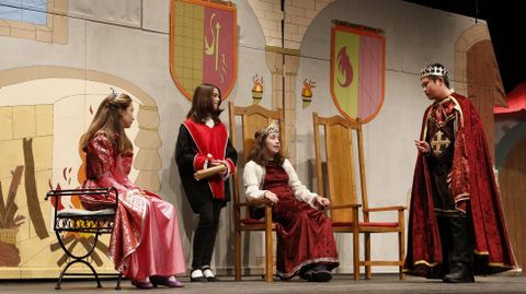 Los alumnos del instituto Monte Neme representan piezas teatrales en el Pazo da Cultura