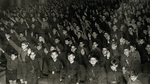 Ni�os vigueses haciendo el saludo fascista en 1939.