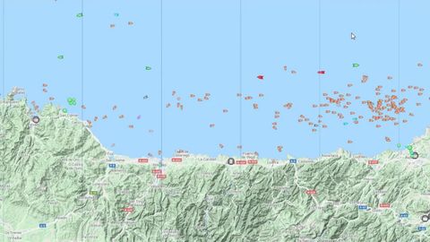 A las nueve y media de la maana de este martes, el mapa de MarineTraffic indica que los pesqueros, sealizados con smbolos naranja, se han desplazado hacia el este, siguiendo al bocarte que el lunes, con un banco colosal, concentr a casi toda la flota cerquera frente a A Maria. Ahora faenan a la altura de Avils, en Asturias