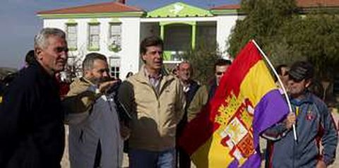 Un espont�neo pase� la bandera republicana ante Mart�nez de Irujo (en el centro).