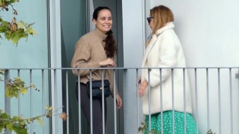 Carolina Monje junto a Ana Obregn, hace das en la terraza de la habitacin donde estaba lex Lequio