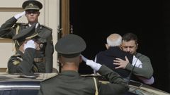 Zelenski abraza al primer ministro indio, Narendra Modi.