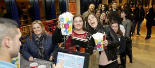 Largas colas para comprar las entradas de cine en el Multicines Berganti�os. 