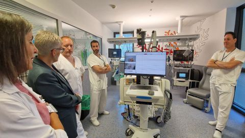 La jefa de servicio Neurofisiologia, Consuelo Valles; la consejera de Salud, Concepcin Saavedra; el enfermero Jos Aurelio Bartolom; el medico residente, Pedro Garca y el jefe de seccin de la UCI peditrica, Andrs Concha