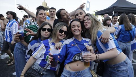 Afici�n del Deportivo en la Fan Zone.