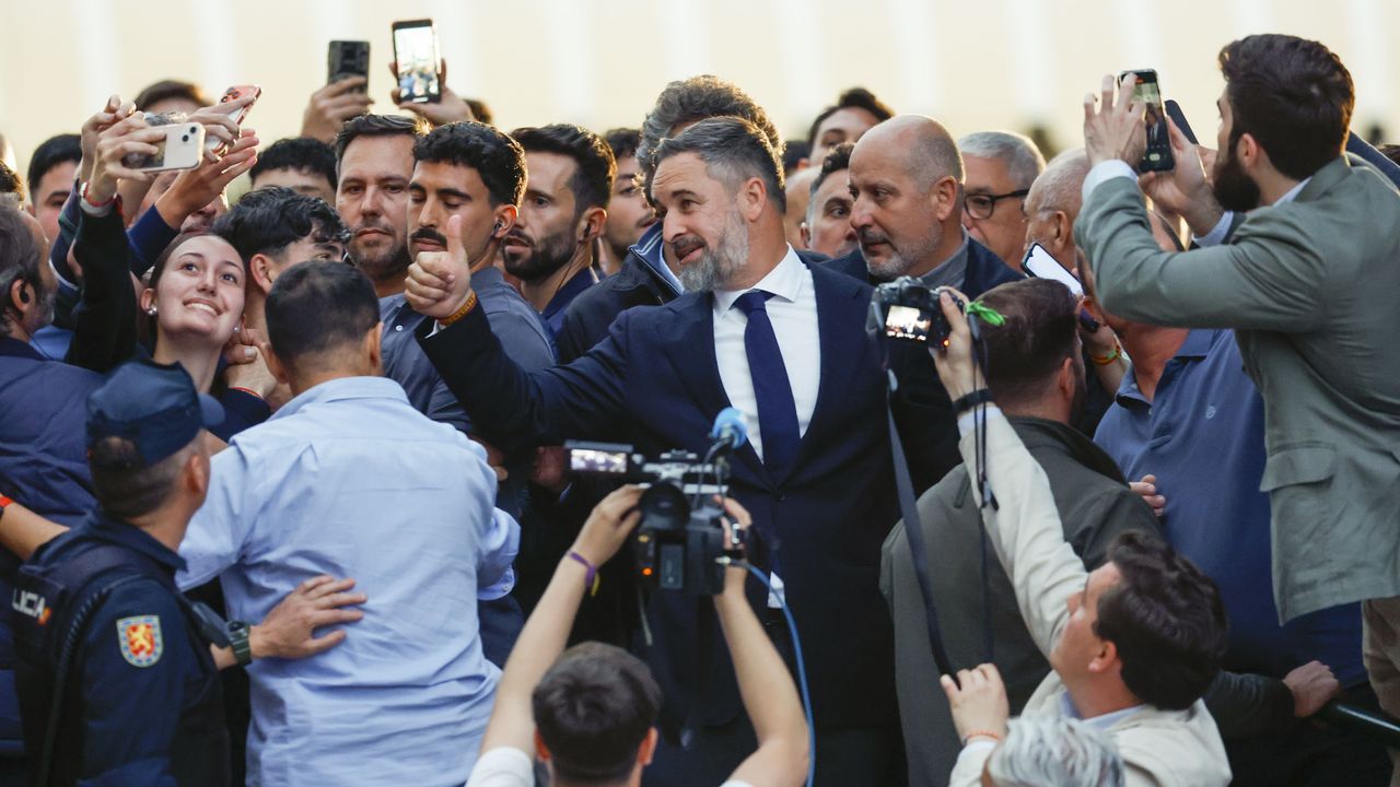 Abascal arranca la precampaña andaluza ridiculizando al presidente de la Junta y le llama «Juanma Moruno»