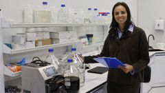 La bi�loga Iria Varela muestra el resultado del cultivo de micelio en su emprea de A Granxa