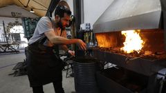 Telmo Cao, forjador artesano cuyo taller est en Sargadelos, donde en el pasado industrial de la zona hubo una fbrica de fundicin