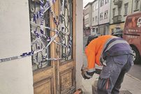 El tapiado de las viviendas conflictivas del barrio afectado en Nar�n se inici� en verano.