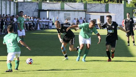 El partido de ida de la primera eliminatoria de la promoci�n de ascenso entre el Galicia de Mugardos y el Club do Mar de Cai�n (1-1)