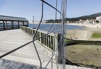 El Concello no levantar� el cierre en tanto no gestione fondos con que reparar el palafito. 
