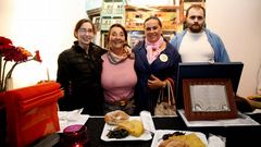 Carmen Uribe, en el centro, con la tortilla con la que gan� el concurso de la Tortilla de Betanzos, junto a la alcaldesa de Betanzos en aquel momento, Mar�a Faraldo y el otro finalista.