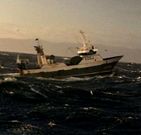 Un arrastrero, el �Pino Ladra�, navegando ayer en medio del temporal