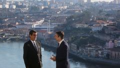 Rui Moreira (a la izquierda) y Nuno Arajo en el jardn de la residencia oficial del alcalde de Oporto, frente al Duero