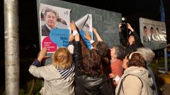 Pegada de carteles en Pontevedra. Miguel Anxo Fern�ndez Lores, BNG