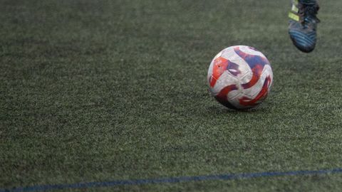 Un bal�n de f�tbol campo