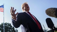 El presidente de Estados Unidos, Donald Trump, abandona la Casa Blanca para comenzar su viaje oficial a Escocia.