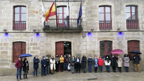 Minuto de silencio y banderas a media asta en el concello de Poio