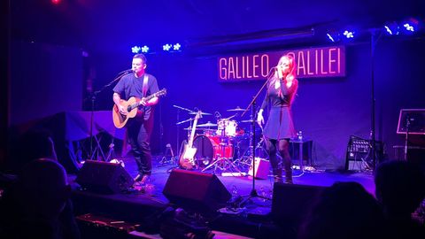 Gonzalo Abalo y Sara Atan actuando en el aniversario del sello Jabalina en noviembre del 2024