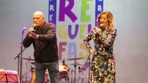 Antonio de Xornes e Lupe Blanco, nunha das regueifas dos Premios Galegos convocados por La Voz